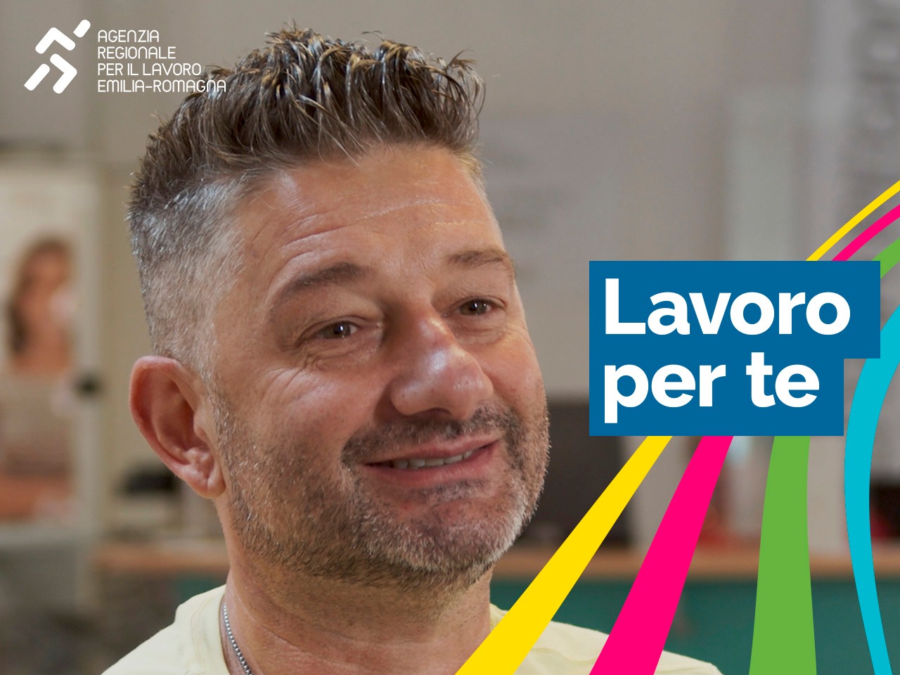 Uomo sorridente con capelli corti; il testo recita Lavoro per te e Agenzia Regionale per il Lavoro Emilia-Romagna.