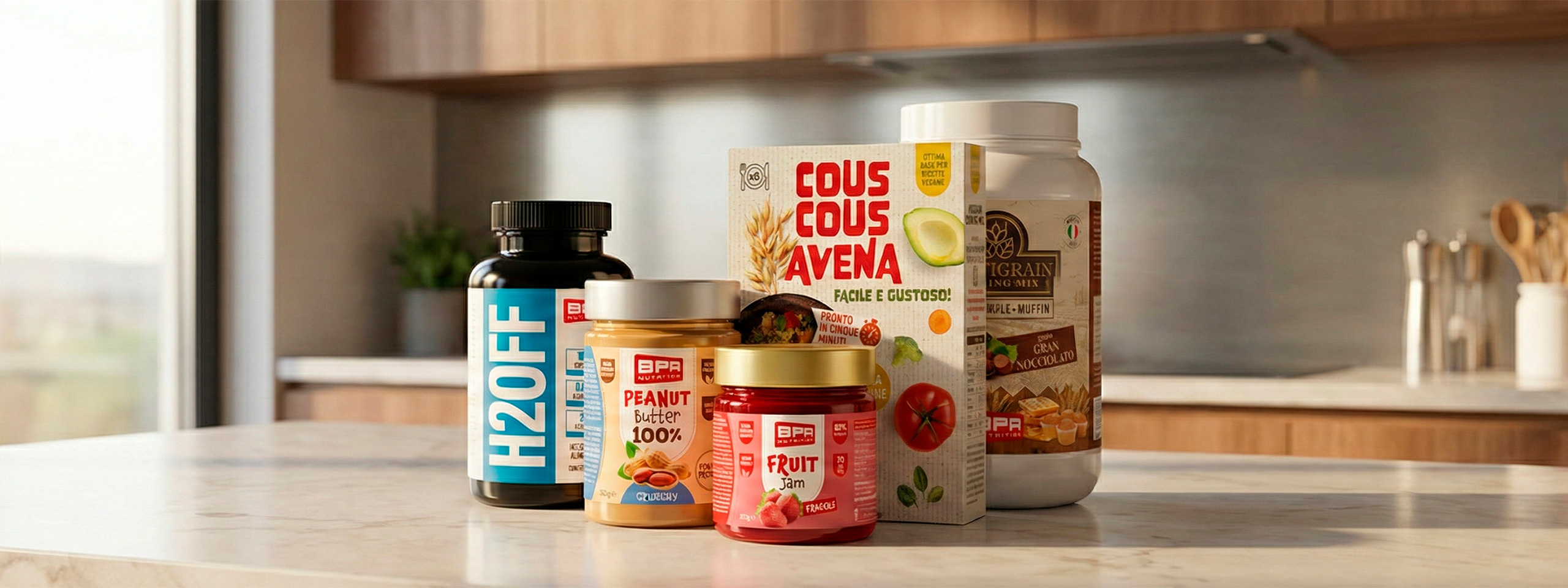 Sul bancone della cucina sono disposti vari contenitori di alimenti e integratori BPR, tra cui bottiglie e scatole.