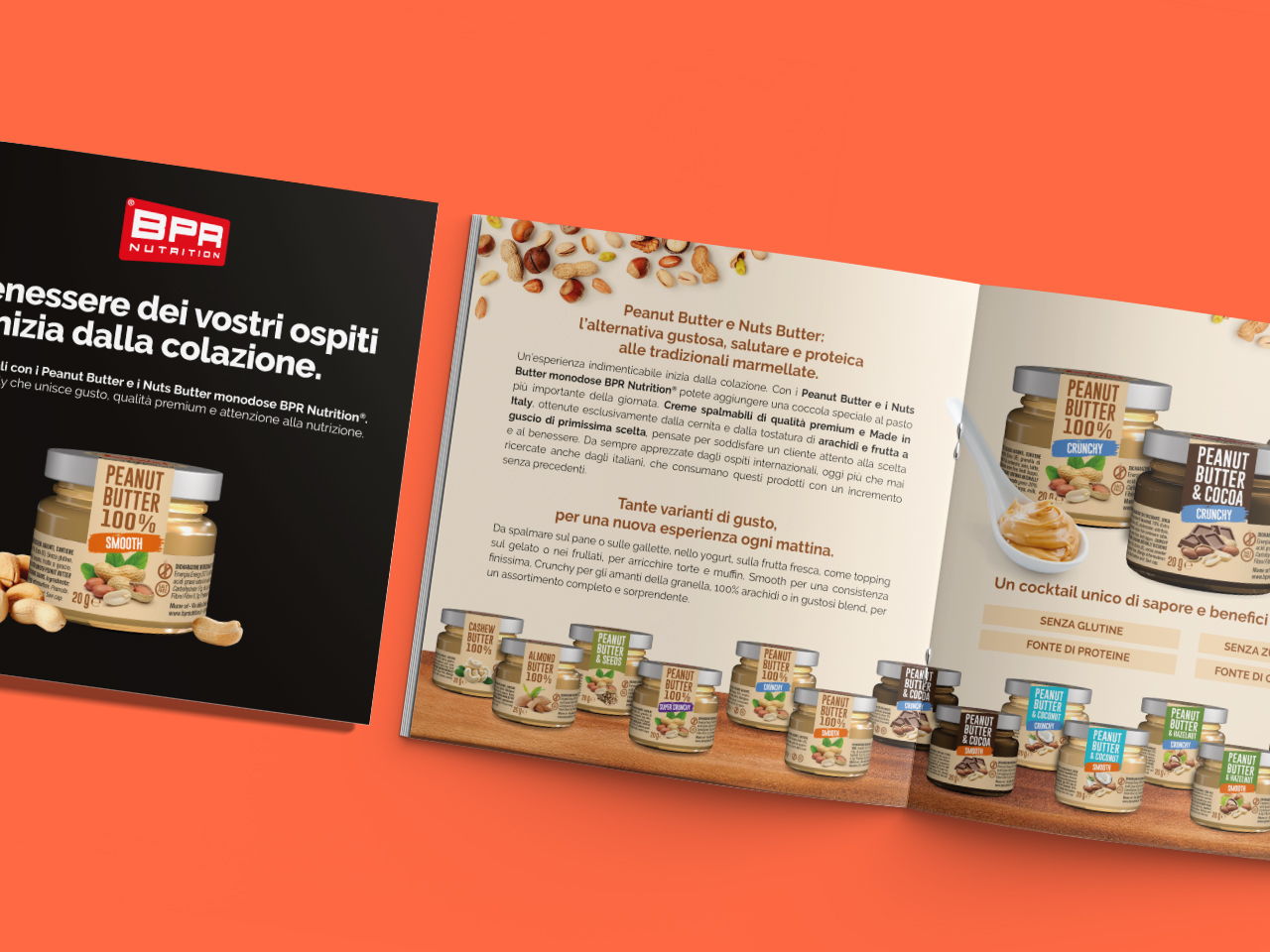 Le brochure aperte su uno sfondo color pesca mostrano i vasetti di burro di noci BPR Nutrition con le descrizioni dei prodotti in italiano.