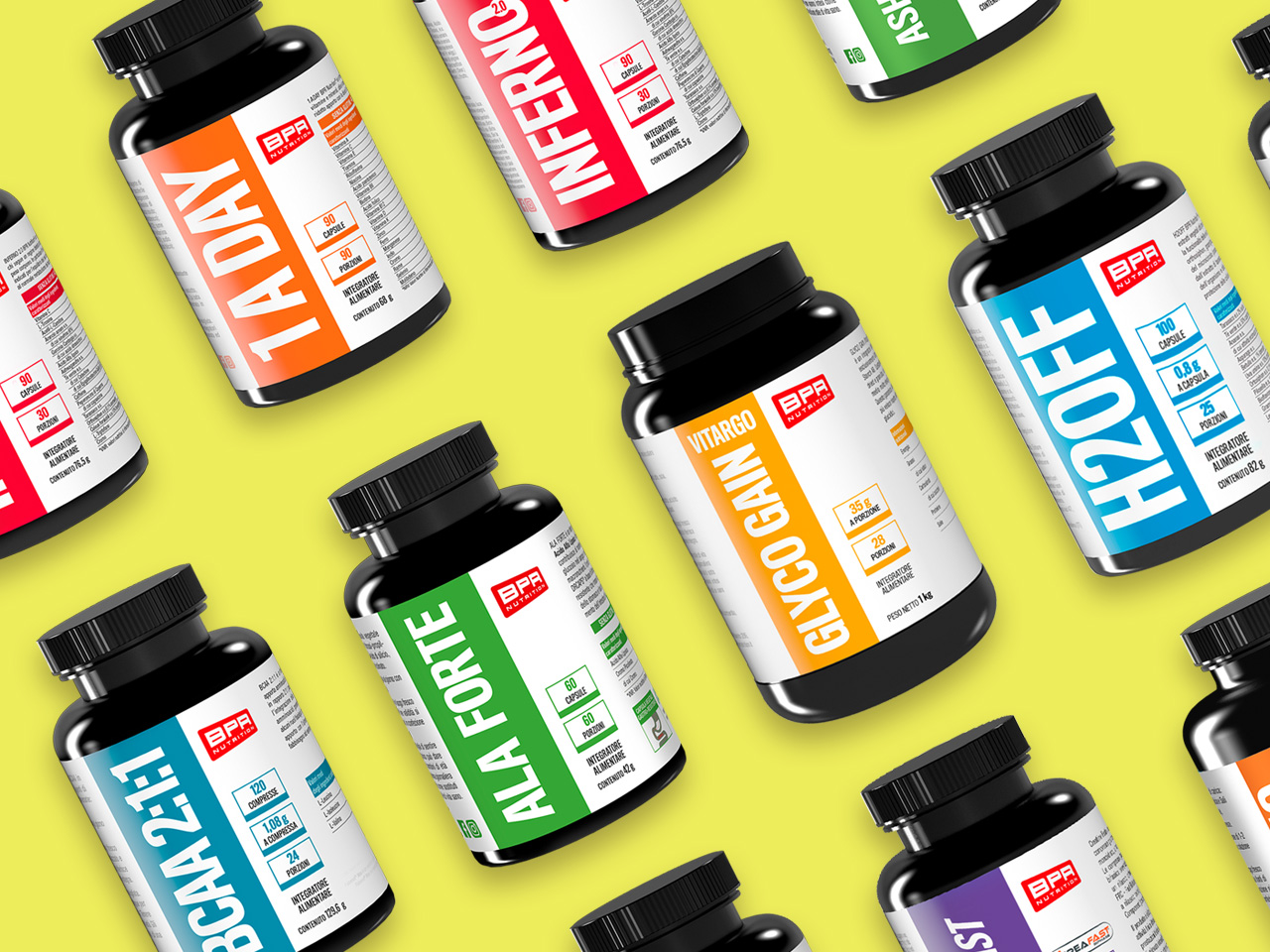 Molteplici bottiglie di integratori neri con etichette colorate sono disposte su uno sfondo giallo in modo diagonale.