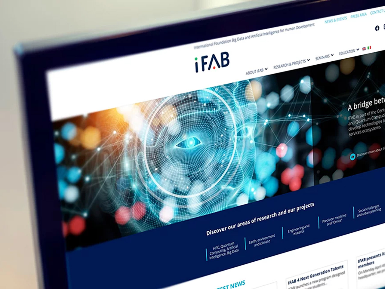Schermo del computer che visualizza il sito web di iFAB con una rete digitale blu e un occhio grafico nell'intestazione.