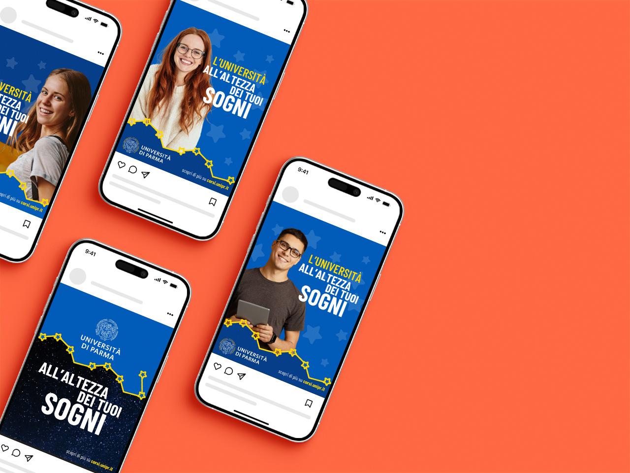 Quattro smartphone visualizzano i post dei social media a tema universitario in italiano su una superficie arancione brillante.