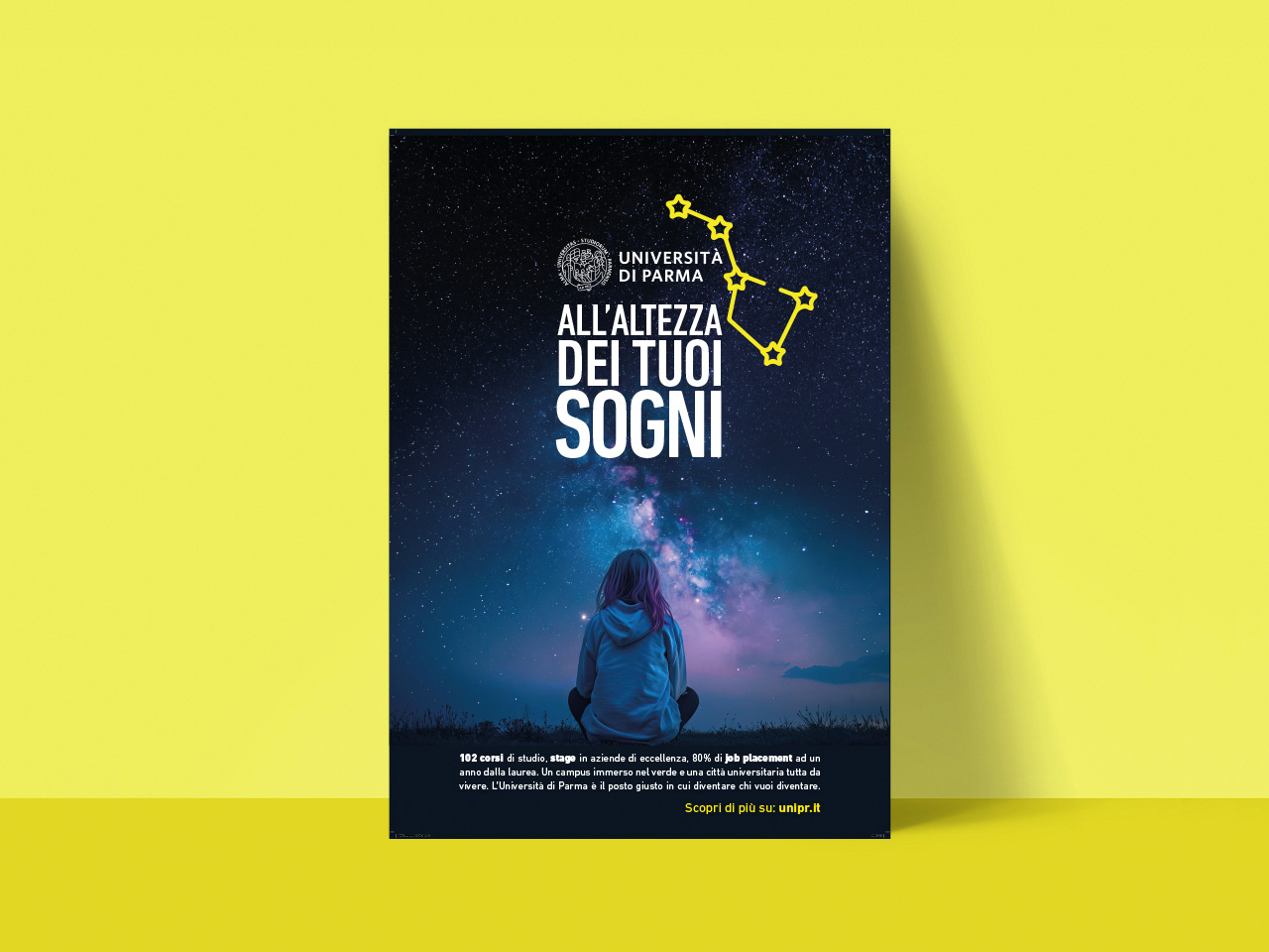 Una persona osserva un cielo stellato con costellazioni e un testo che promuove l'Università di Parma e le sue opportunità.