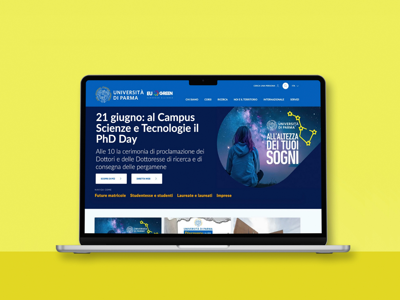 Un computer portatile visualizza il sito web dell'Università di Parma su uno sfondo giallo.