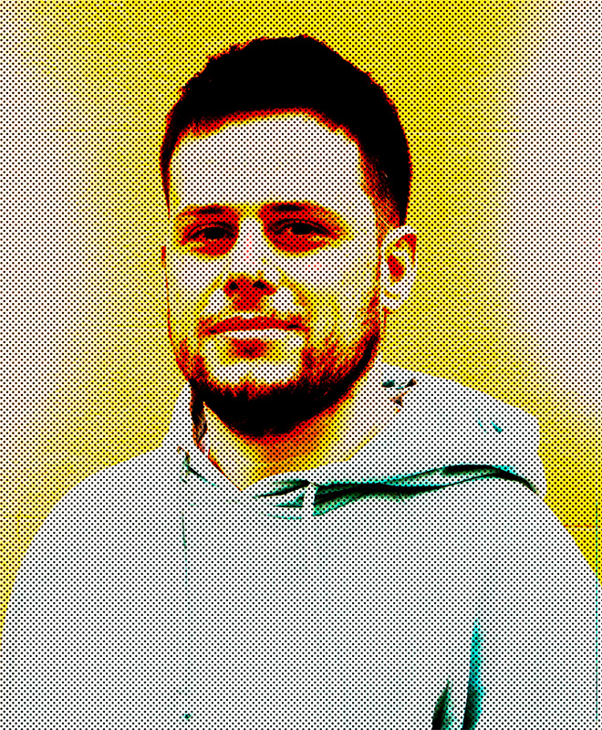 Un uomo con capelli corti e barba che indossa una felpa con cappuccio, su uno sfondo giallo in stile pop-art.