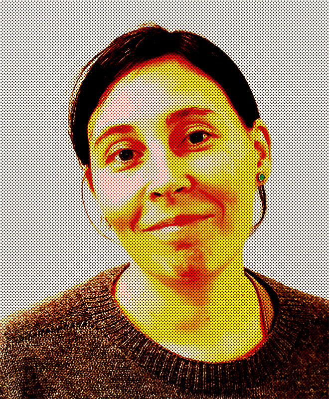 Una donna con i capelli scuri e un maglione, in un ritratto colorato e punteggiato in stile pop art, guarda la telecamera.