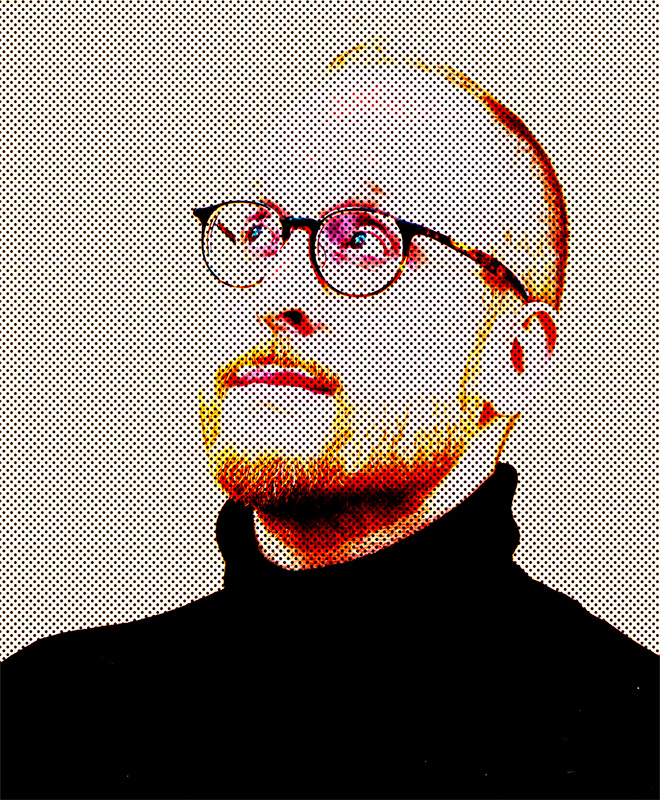 Un uomo con occhiali e barba guarda in alto, indossando un dolcevita nero su uno sfondo a pois in stile retrò.