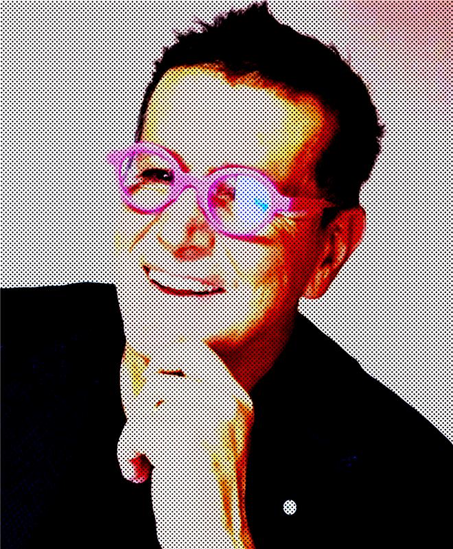 Una persona con capelli corti e scuri, occhiali rosa e una mano sotto il mento, che sorride in un'immagine in stile pop-art.