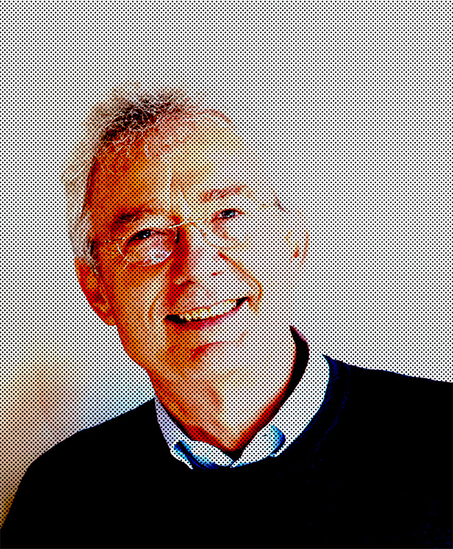 Uomo anziano sorridente con occhiali, capelli grigi e camicia con colletto, raffigurato in uno stile colorato e a mezzatinta.