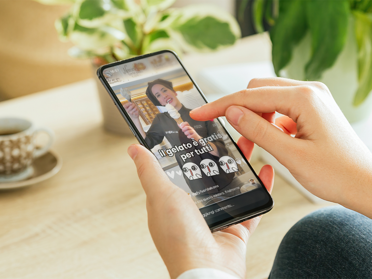 Una persona scorre su uno smartphone, visualizzando un video di social media sul gelato gratuito.