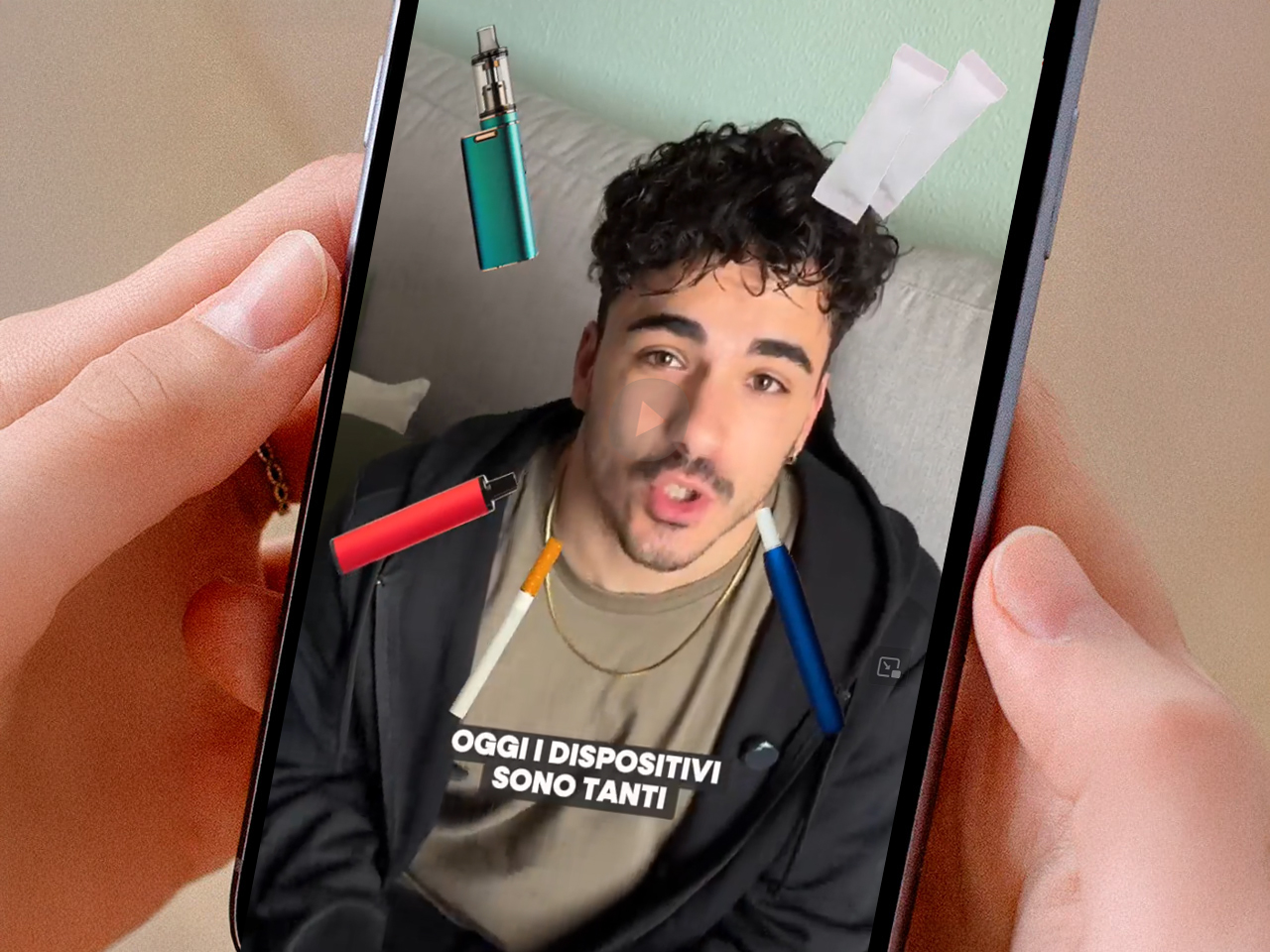 Una persona sullo schermo di un telefono con diverse sigarette elettroniche sovrapposte digitalmente intorno alla testa.