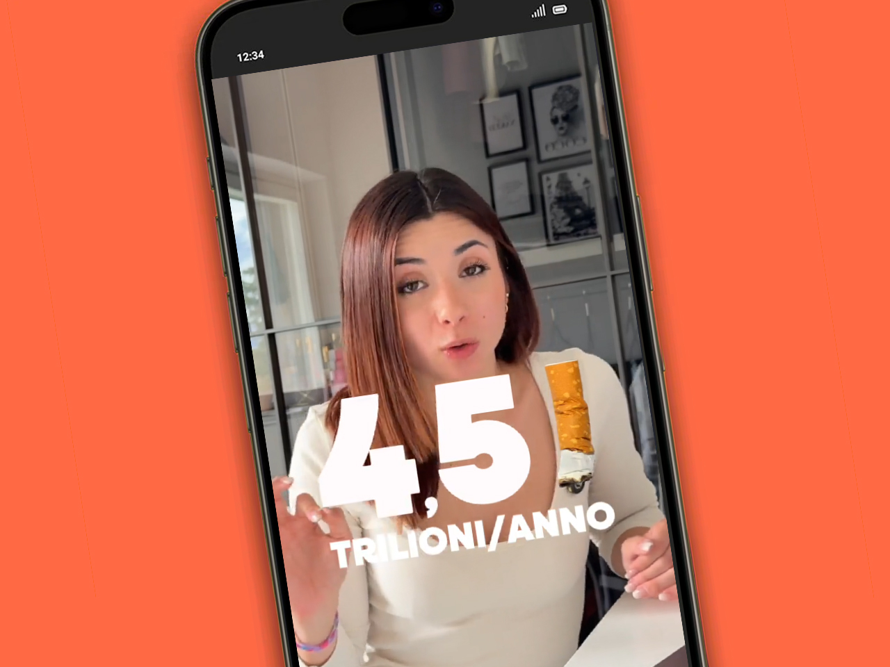 Una donna sullo schermo di uno smartphone con la scritta “4,5 TRILIONI/ANNO” su sfondo arancione.